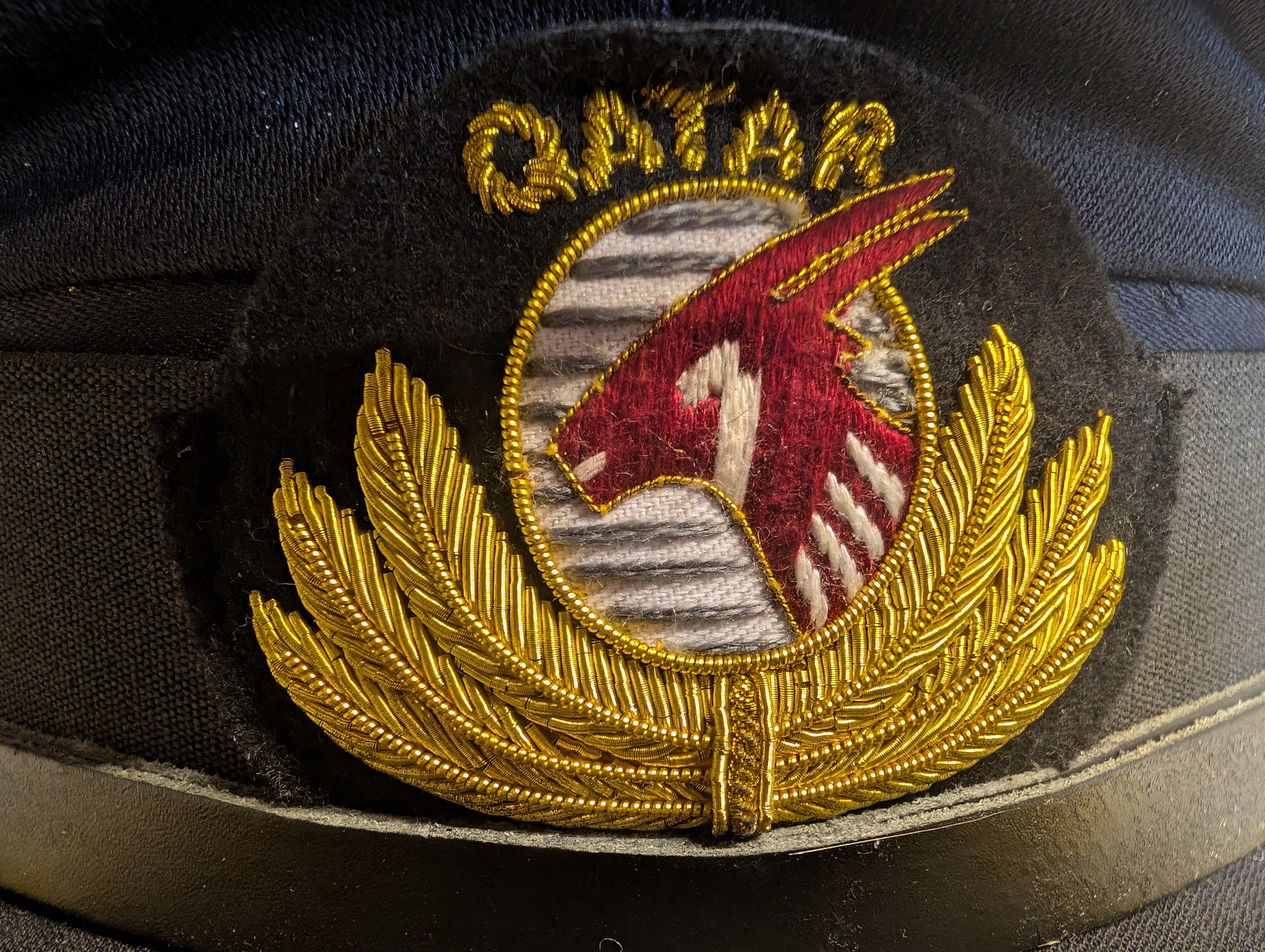 60cm QATAR Airways Captain Cap with Badge with Oakleaf Detail to Peak Pilot Plus Captain Shoulder Epaulettes