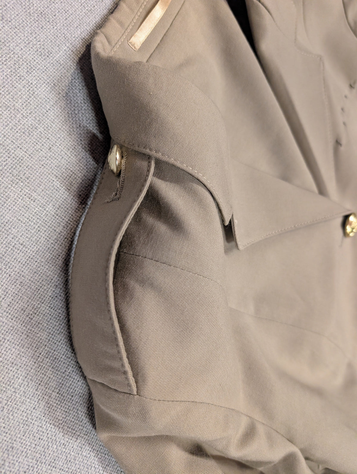 shoulder epaulet of a Woman's RAF No6 Warm Weather Service Dress Uniform Stone Uniform Jacket