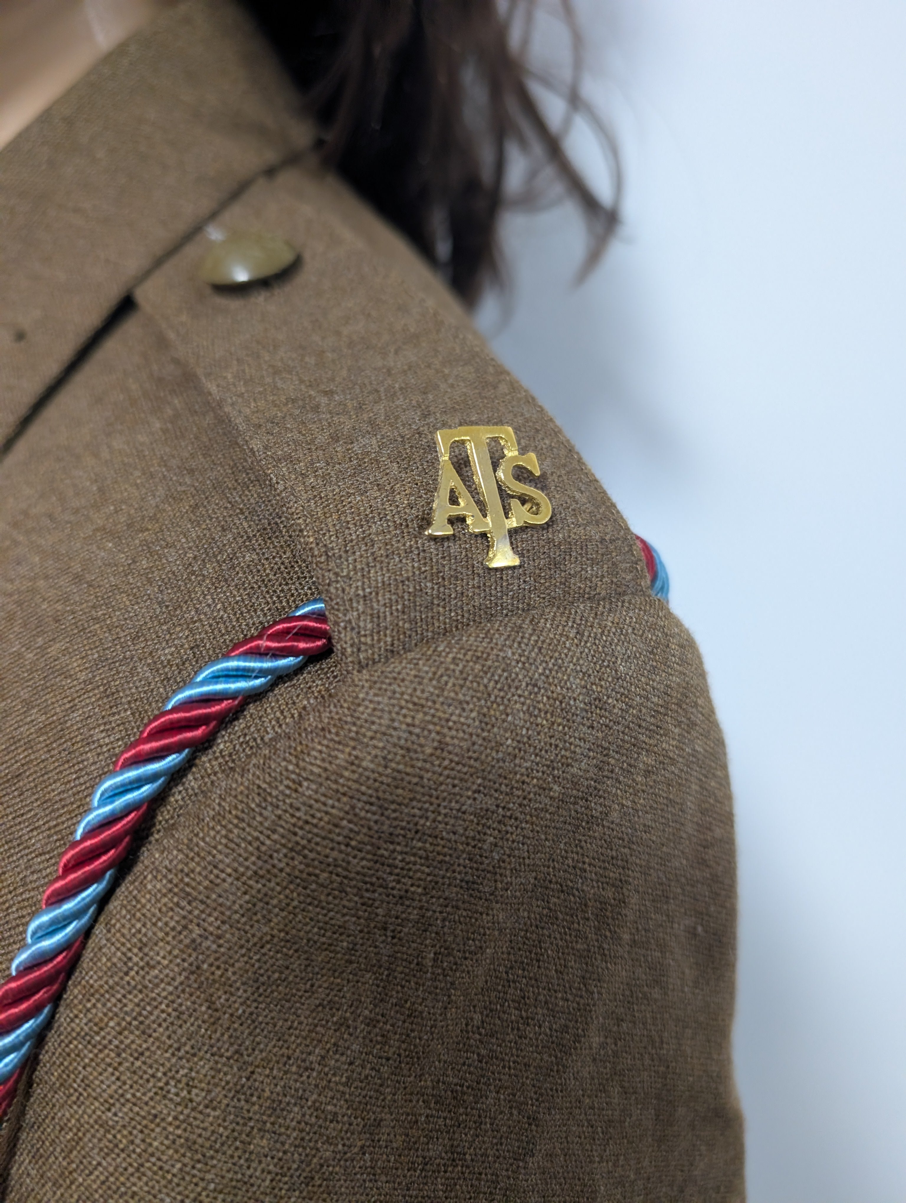 ww2 ats metal badge on epaulette 