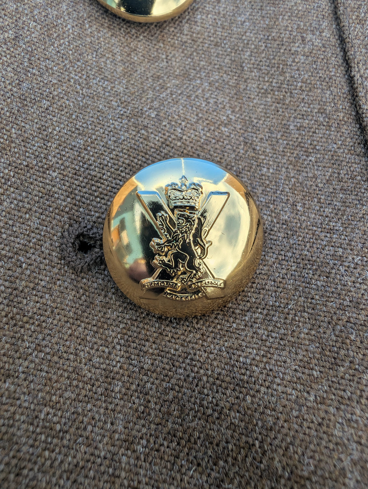 photo of button on a Royal Regiment of Scotland No2 Uniform Jacket | RRS Kilt Cut Pattern