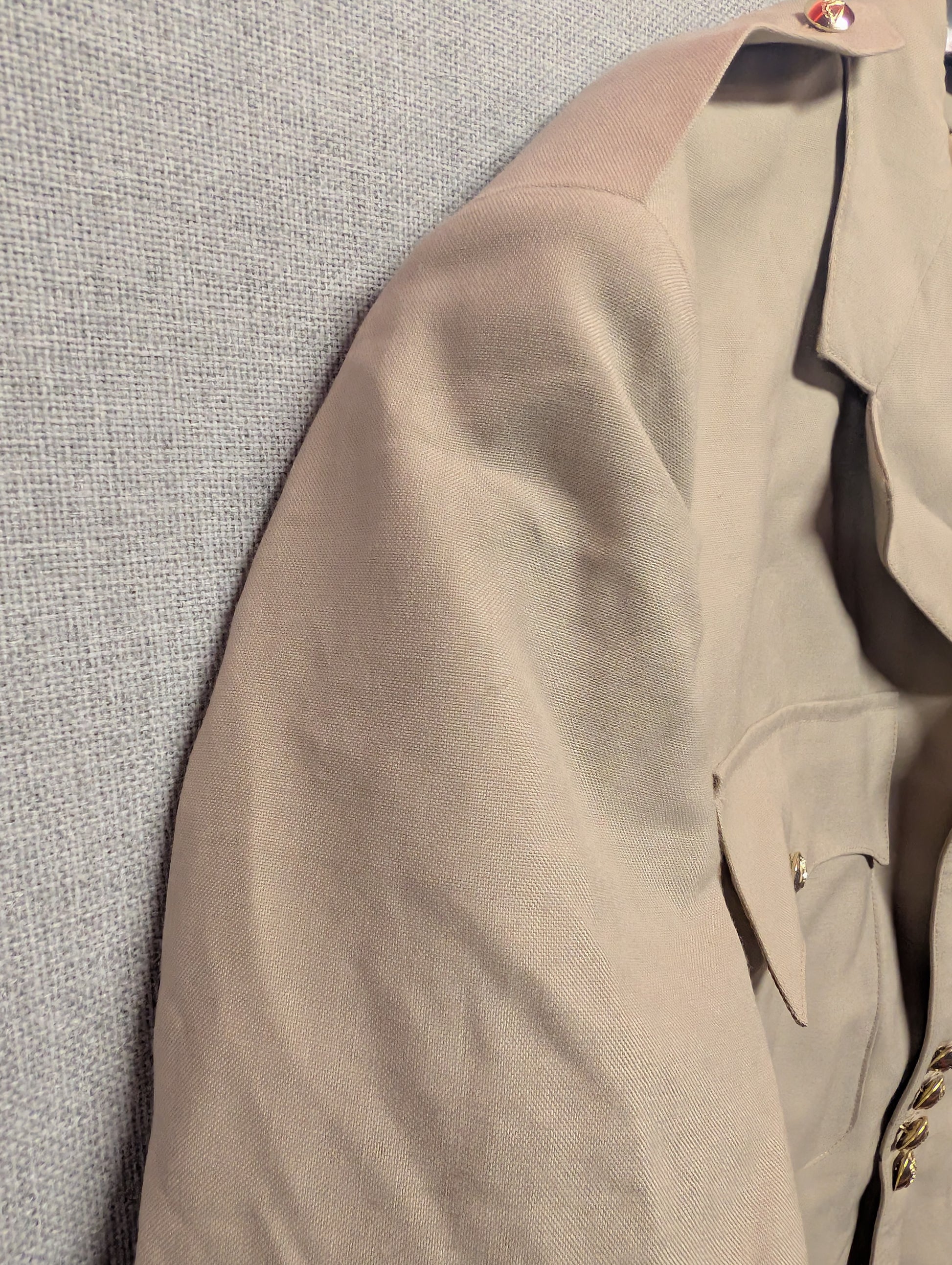 shoulders of a Irish Guards No.4 Service Dress Tropical Uniform Jacket | GDSM