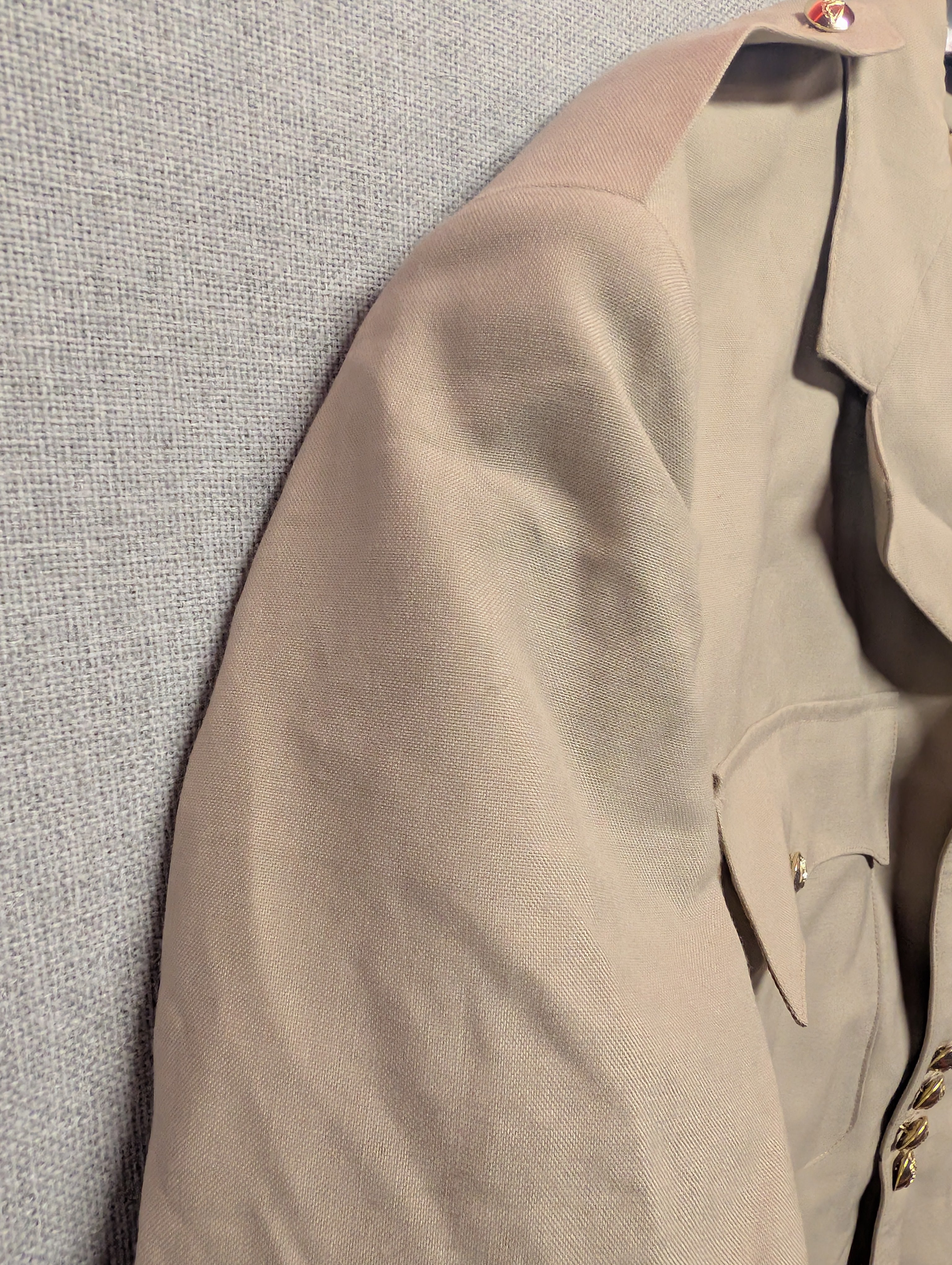 shoulders of a Irish Guards No.4 Service Dress Tropical Uniform Jacket | GDSM