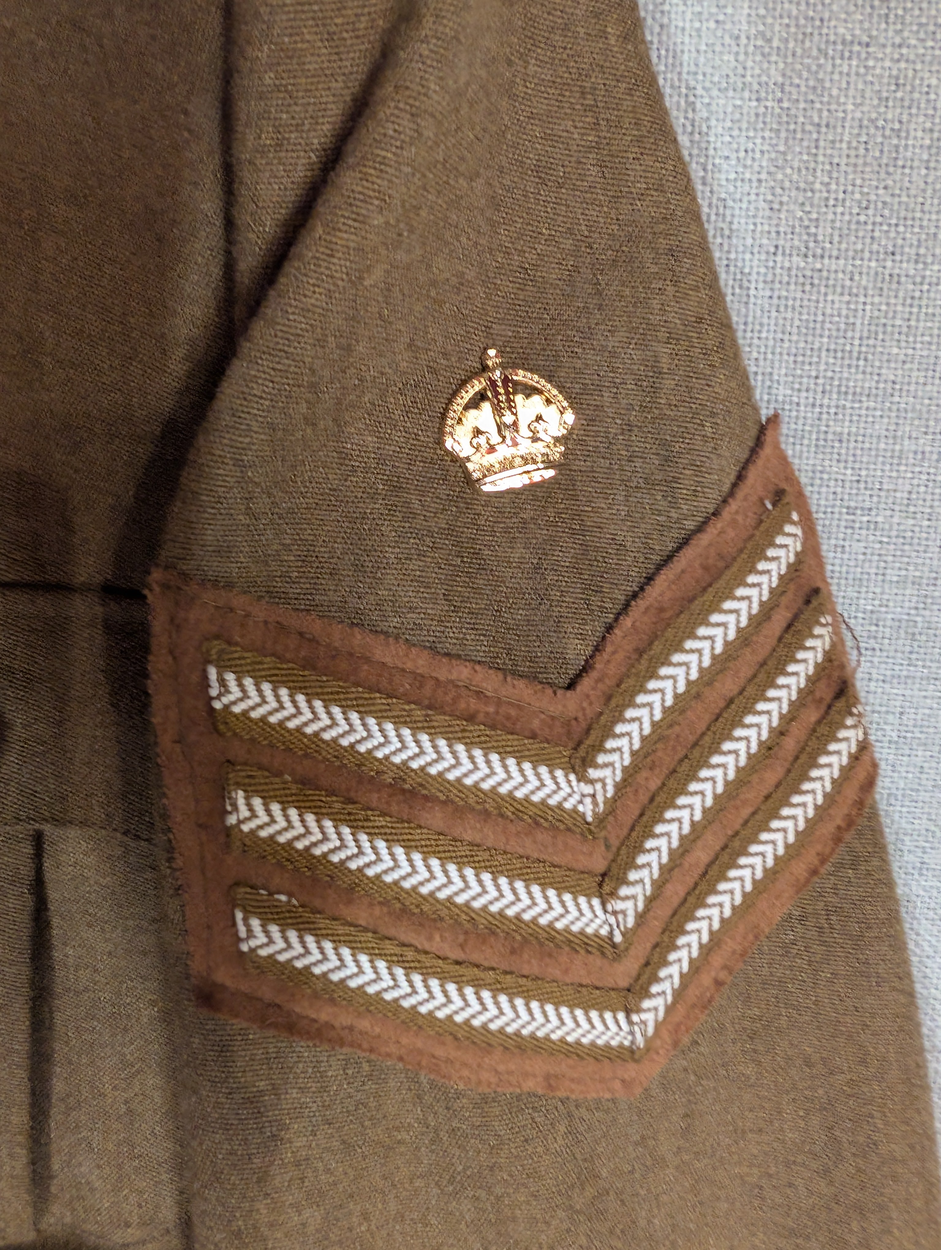 1950s Colour / Staff Sergeant, S/Sgt C/Sgt Chevron Stripes with Metal GVIR KC Kings Crown