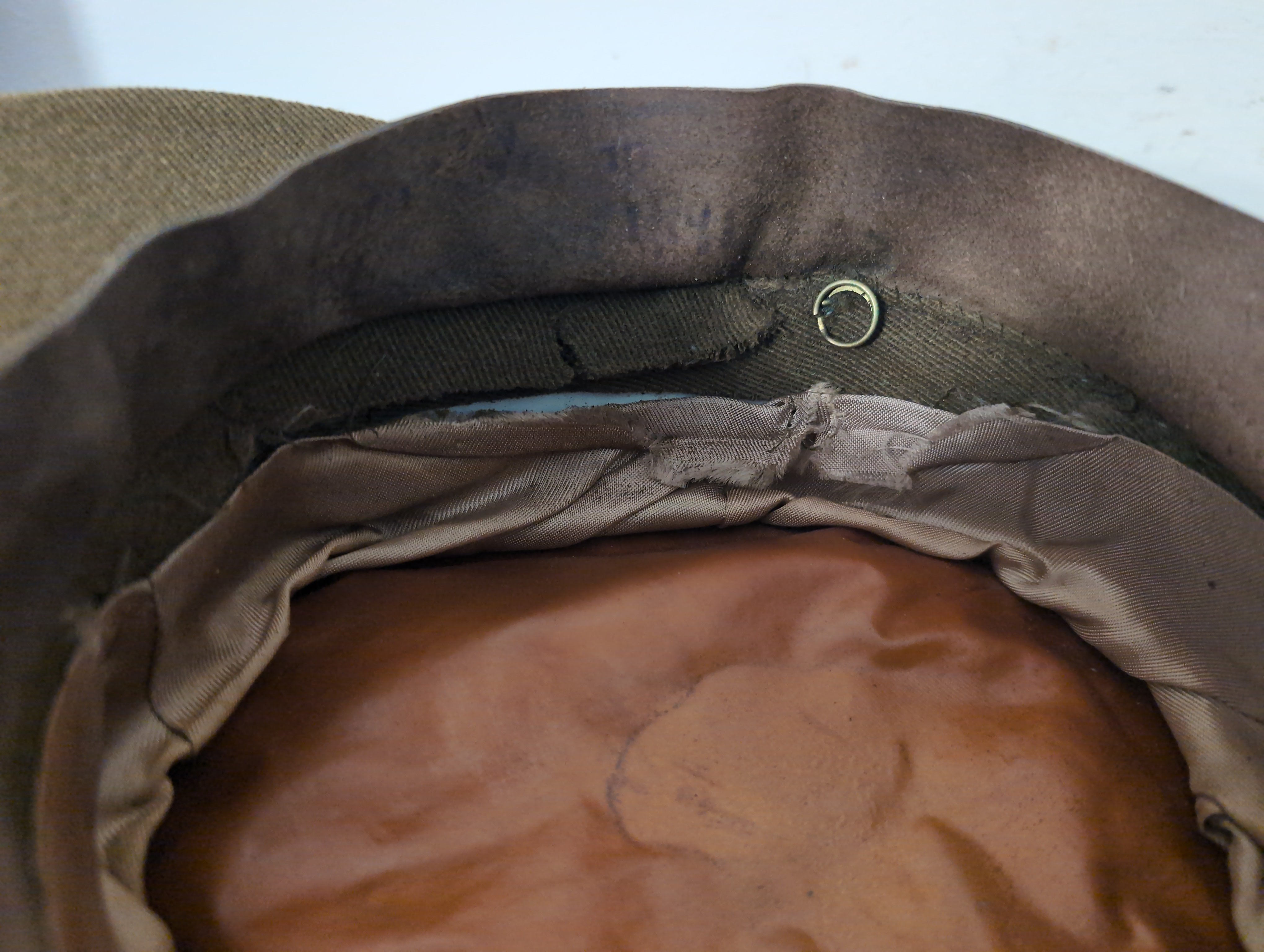 Post WWII British Royal Artillery Officers Peak Cap with Leather Chinstrap EIIR Button & Badge Circa UK Size 6 7/8 ( our ref Y370 )