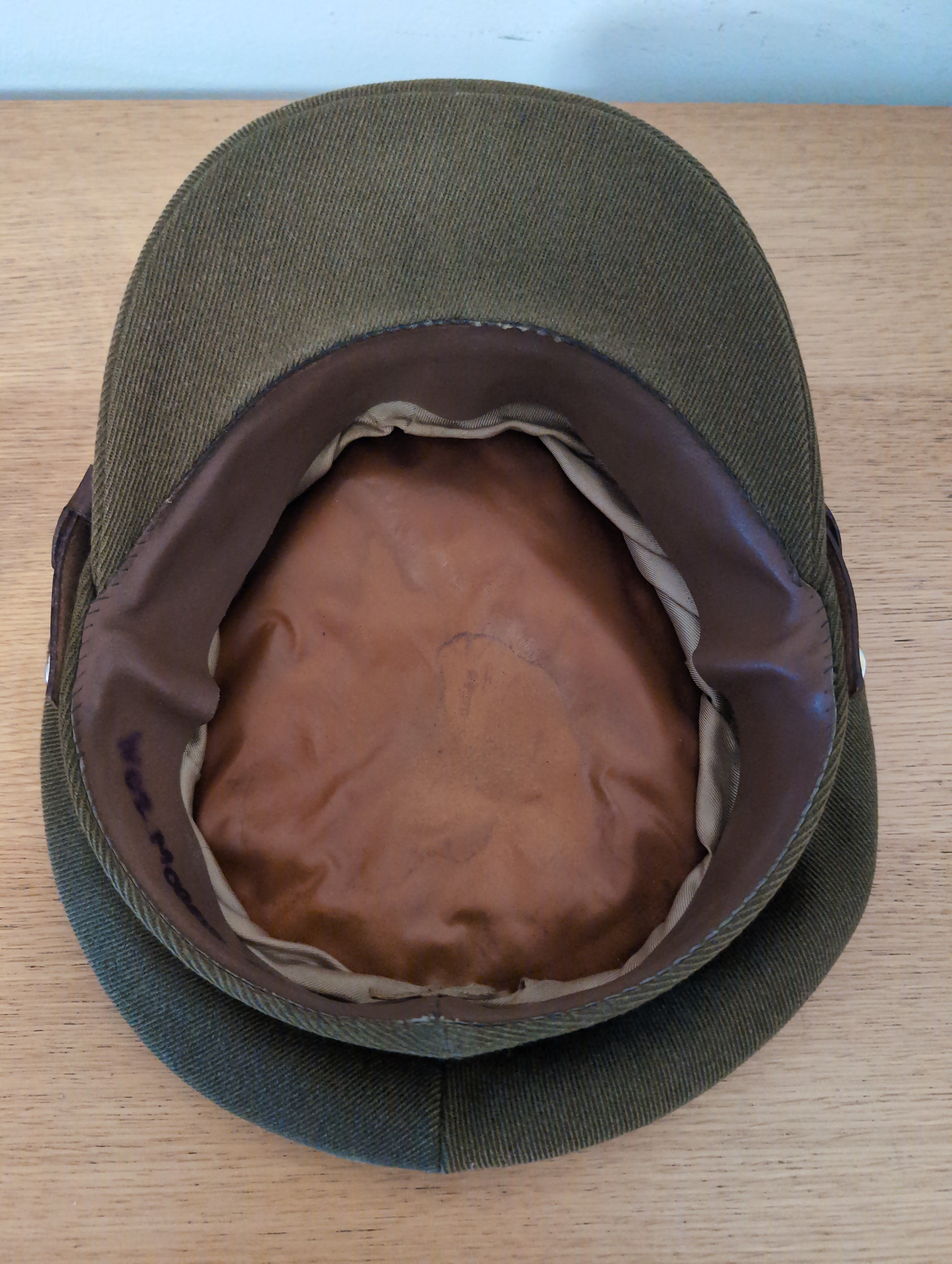 Post WWII British Royal Artillery Officers Peak Cap with Leather Chinstrap EIIR Button & Badge Circa UK Size 6 7/8 ( our ref Y370 )