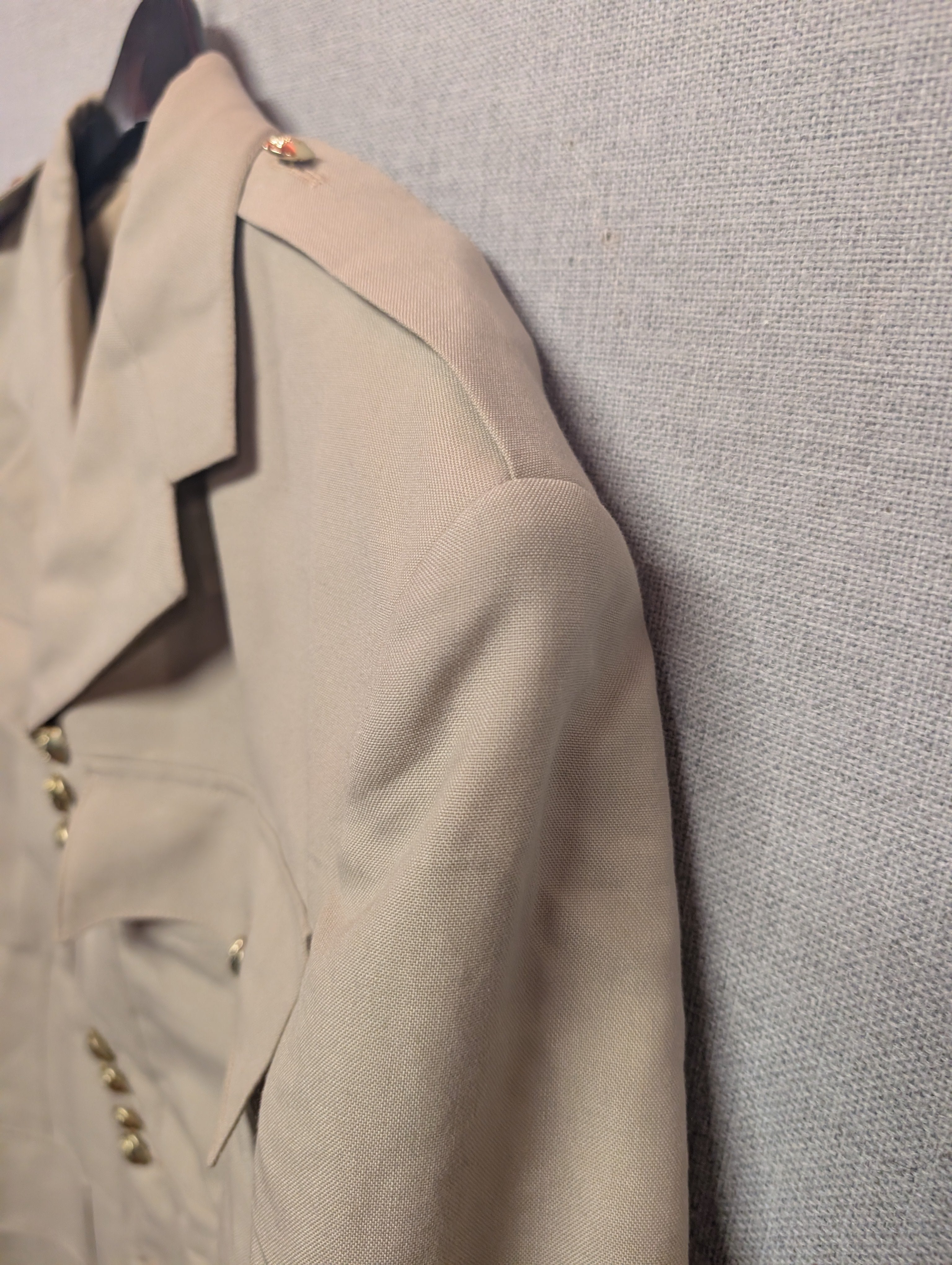 shoulders on Irish Guards No.4 Service Dress Tropical Uniform Jacket | GDSM