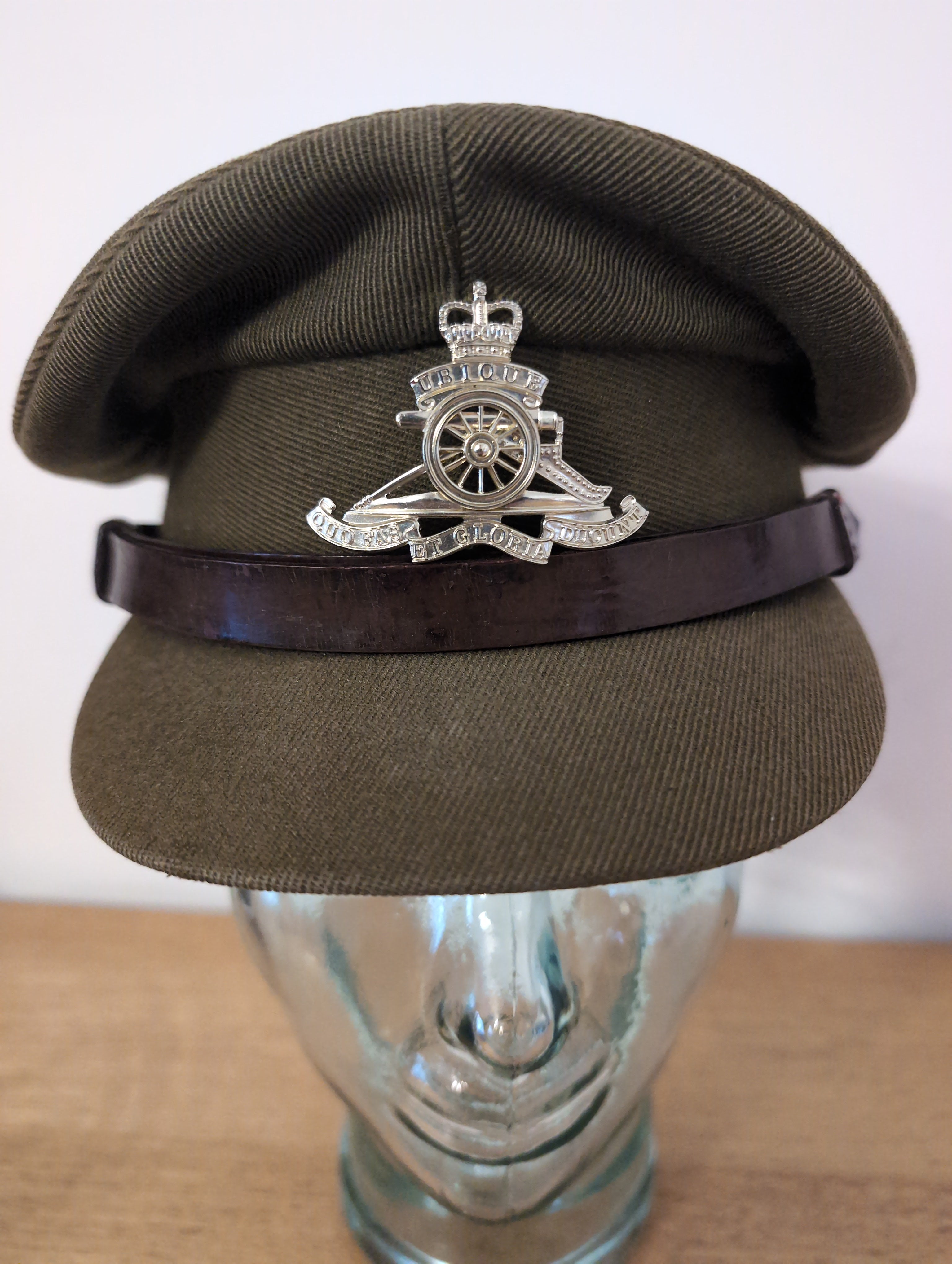 Post WWII British Royal Artillery Officers Peak Cap with Leather Chinstrap EIIR Button & Badge Circa UK Size 6 7/8 ( our ref Y370 )