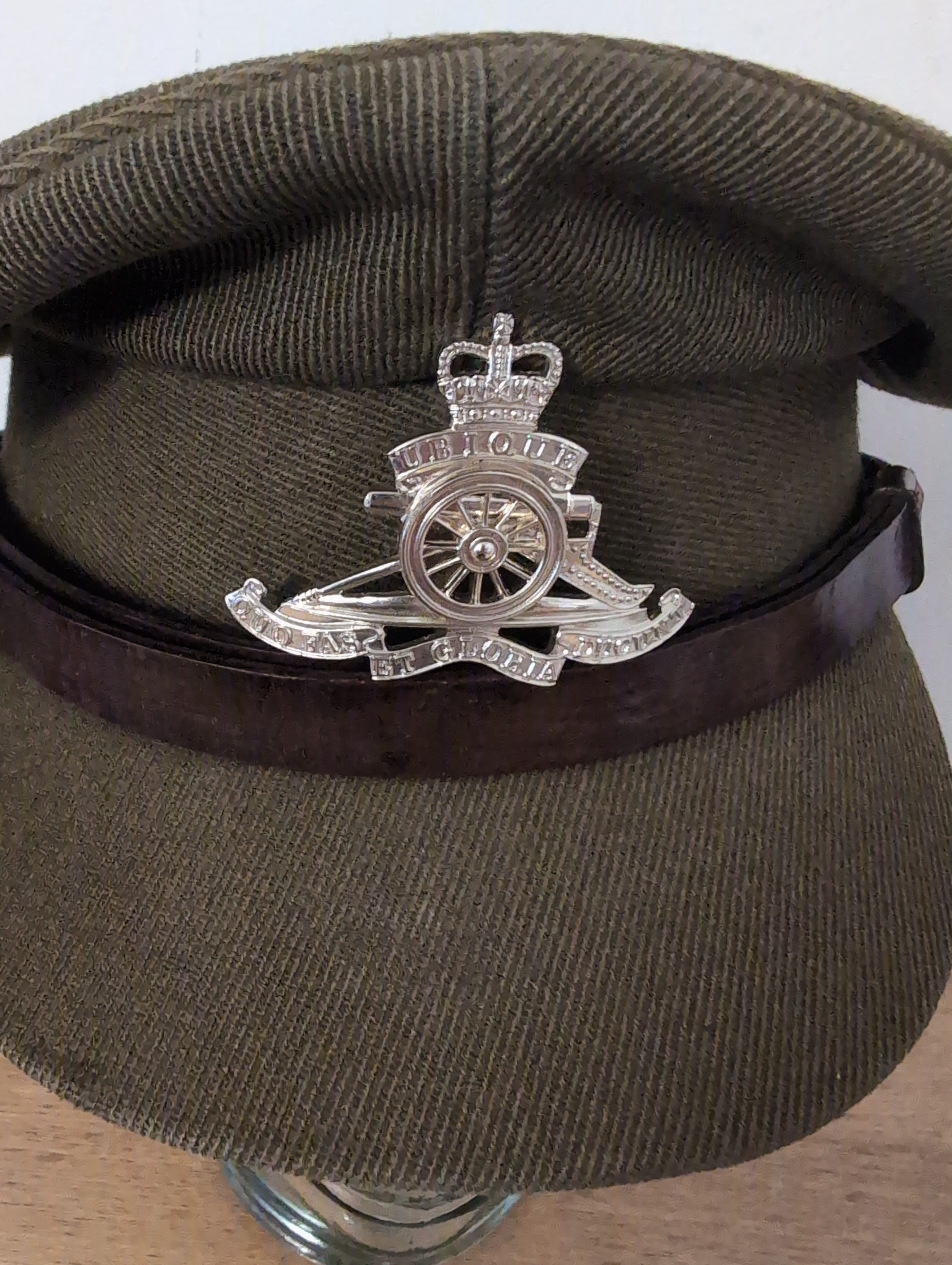 Post WWII British Royal Artillery Officers Peak Cap with Leather Chinstrap EIIR Button & Badge Circa UK Size 6 7/8 ( our ref Y370 )