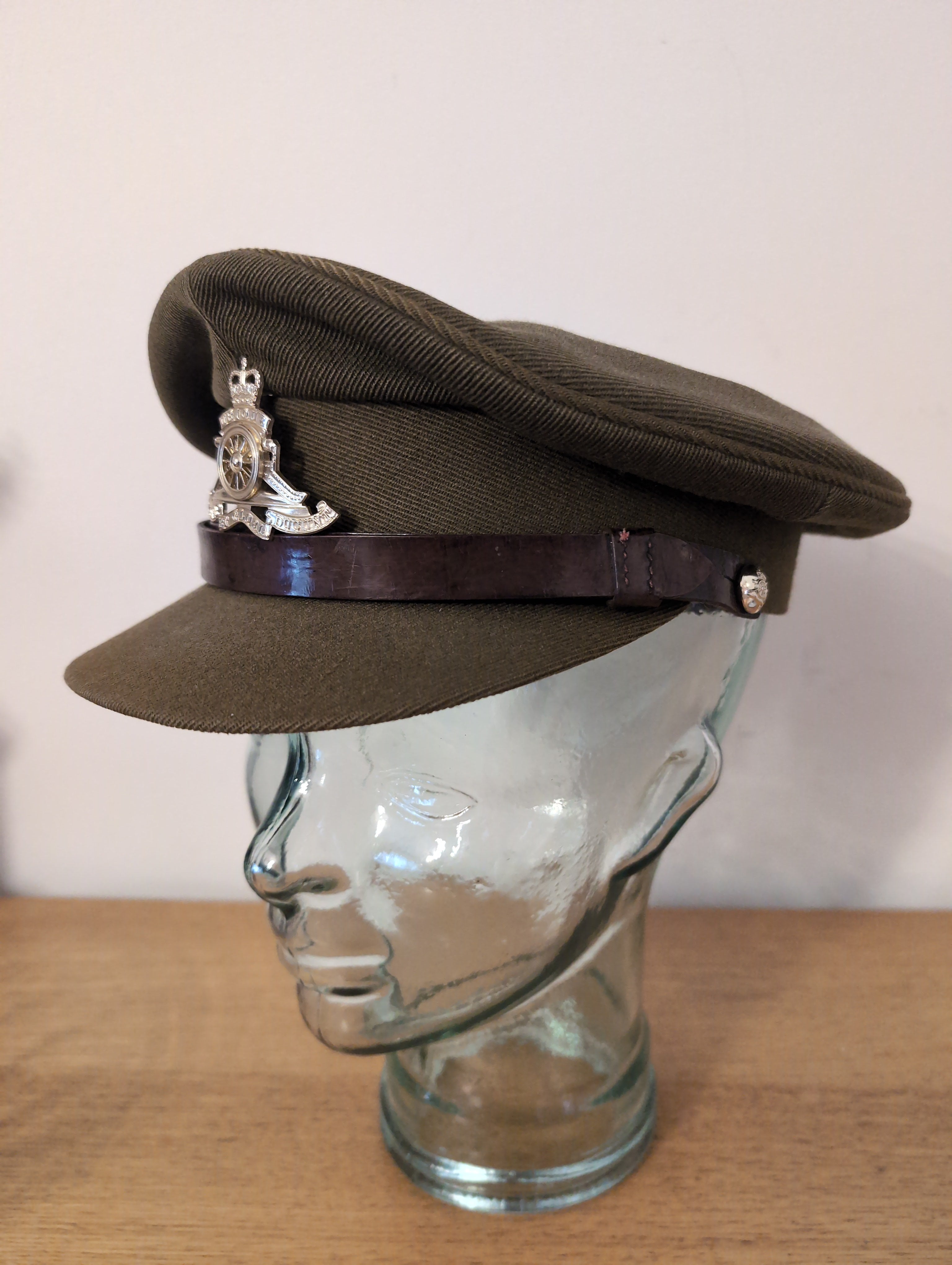 Post WWII British Royal Artillery Officers Peak Cap with Leather Chinstrap EIIR Button & Badge Circa UK Size 6 7/8 ( our ref Y370 )